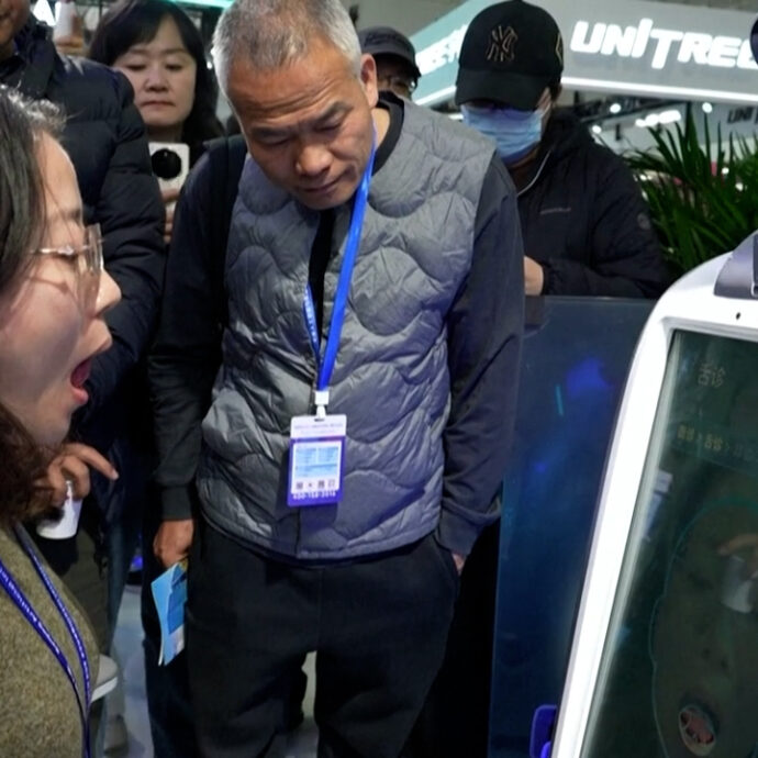 I robot diventano “medici”, controllano il polso e danno referti sanitari: ecco la nuova frontiera dell’intelligenza artificiale – Video