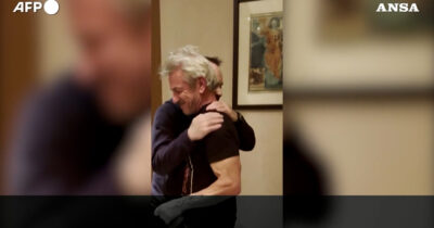 Copertina di “Visto che ti stai perdendo la cerimonia degli Oscar…”: l’Ucraina regala a Sean Penn una statuetta fatta con i detriti della guerra – Video