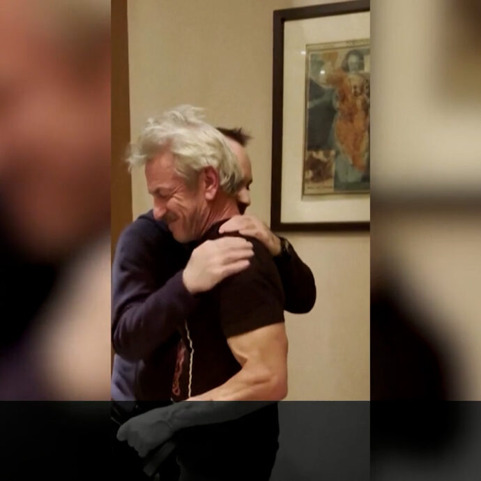 “Visto che ti stai perdendo la cerimonia degli Oscar…”: l’Ucraina regala a Sean Penn una statuetta fatta con i detriti della guerra – Video