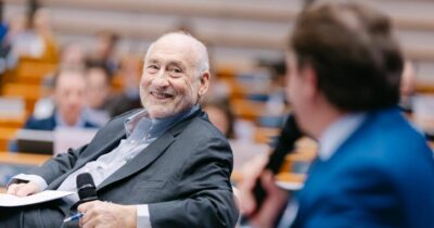 Copertina di Joseph Stiglitz: “Sbaglio della Ue passare dal gas russo al Gnl Usa. Con l’Iran conflitto lungo”