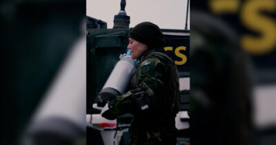 Copertina di Victoria di Svezia completa l’addestramento da Ufficiale: le prove sulla neve tra carri armati e armi – Video