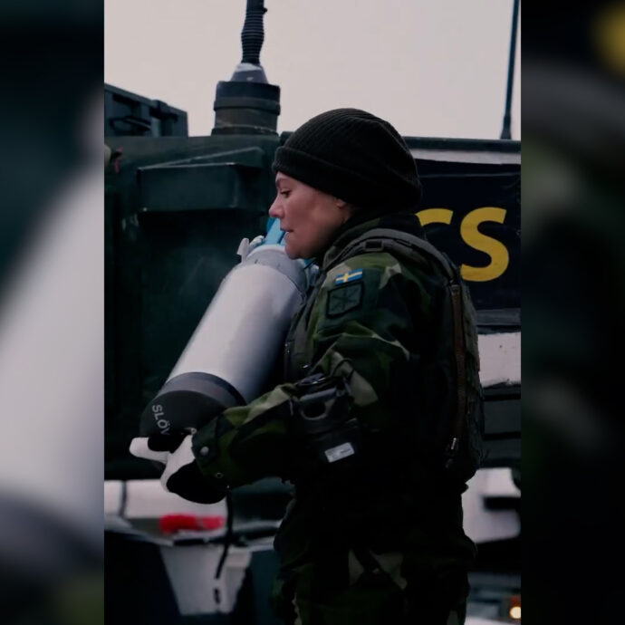 Victoria di Svezia completa l’addestramento da Ufficiale: le prove sulla neve tra carri armati e armi – Video