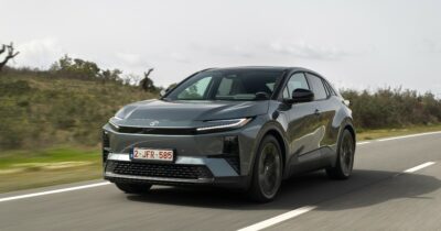 Copertina di Toyota C-HR+, la prova de Il Fatto.it – L’elettrone versatile che convince – FOTO