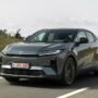 Copertina di Toyota C-HR+, la prova de Il Fatto.it – L’elettrone versatile che convince – FOTO