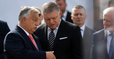 Copertina di Orbán e Fico mettono il veto sul prestito da 90 miliardi all’Ucraina: Ue approva le conclusioni con soli 25 Stati membri