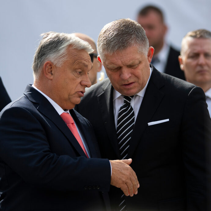 Copertina di Orbán e Fico mettono il veto sul prestito da 90 miliardi all’Ucraina: Ue approva le conclusioni con soli 25 Stati membri