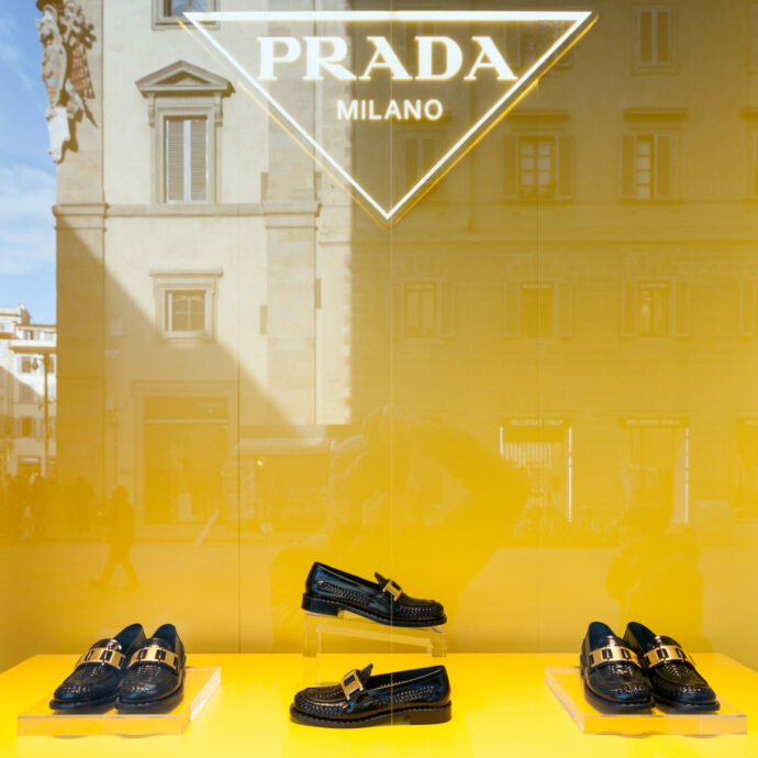 Maxi furto da Prada: commando armato assalta lo stabilimento e ruba centinaia di scarpe griffate per svariate migliaia di euro