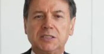 Copertina di Conte sul caso Delmastro: “Meloni lo faccia dimettere. La riforma serve per proteggersi dalle inchieste”