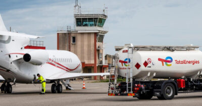 Copertina di Guerra in Iran, da aprile carenze di carburante per aerei: “A rischio i voli a lungo a raggio”. Caro biglietti in arrivo