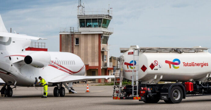 Guerra in Iran, da aprile carenze di carburante per aerei: “A rischio i voli a lungo a raggio”. Caro biglietti in arrivo