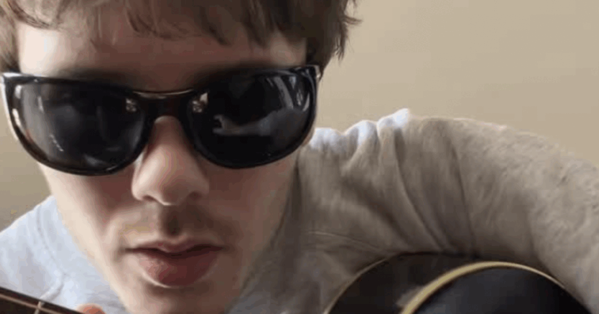 “Dimmi come fai a vivere quando non hai più nessuno da perdere. Mamma non parla molto, le stai spezzando il cuore”: la canzone di Cruz Beckham per il fratello Brooklyn