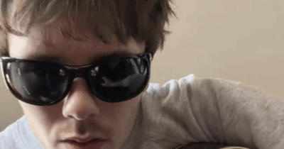 Copertina di “Dimmi come fai a vivere quando non hai più nessuno da perdere. Mamma non parla molto, le stai spezzando il cuore”: la canzone di Cruz Beckham per il fratello Brooklyn