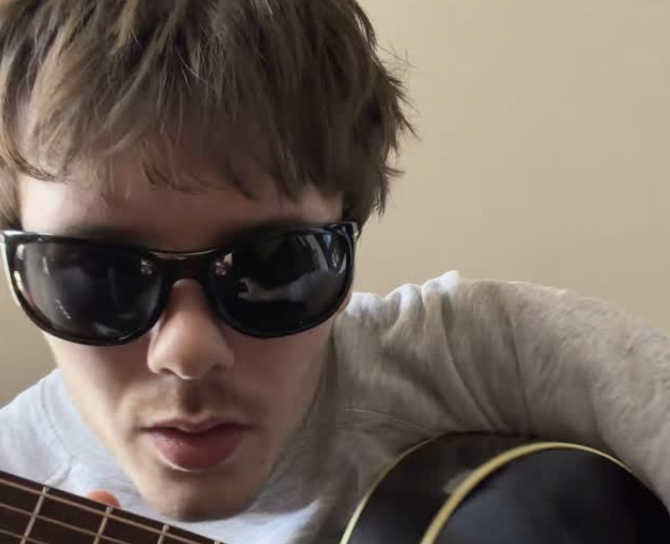 “Dimmi come fai a vivere quando non hai più nessuno da perdere. Mamma non parla molto, le stai spezzando il cuore”: la canzone di Cruz Beckham per il fratello Brooklyn