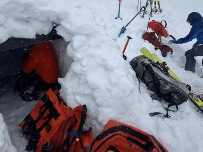 Si ferisce a una gamba mentre infuria la tempesta sul Monviso: l’elisoccorso non riesce ad arrivare, i suoi compagni lo salvano con una truna
