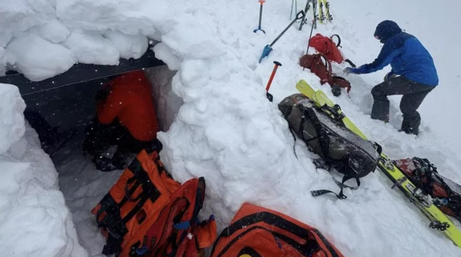 Si ferisce a una gamba mentre infuria la tempesta sul Monviso: l’elisoccorso non riesce ad arrivare, i suoi compagni lo salvano con una truna