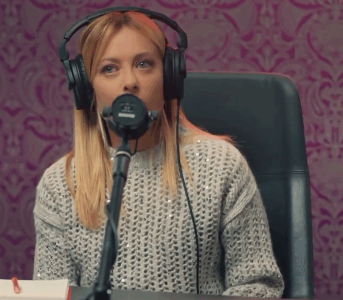 Il fuori onda di Giorgia Meloni a Pulp Podcast diventa virale: “Famme’ fini’, m’hai fatto perdere il ragionamento”