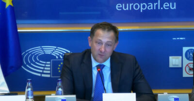 Copertina di Ue, il commissario Hansen: “In caso di guerra gli agricoltori sarebbero importanti, guidano mezzi pesanti”. M5s: “Parole assurde”