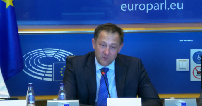 Ue, il commissario Hansen: “In caso di guerra gli agricoltori sarebbero importanti, guidano mezzi pesanti”. M5s: “Parole assurde”