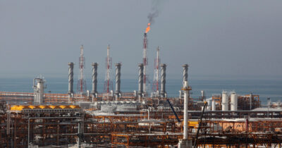 Copertina di Trump all’Iran: “Stop attacchi o distruggeremo i vostri impianti energetici”. Reuters: “Ipotesi di invio di migliaia di soldati Usa”