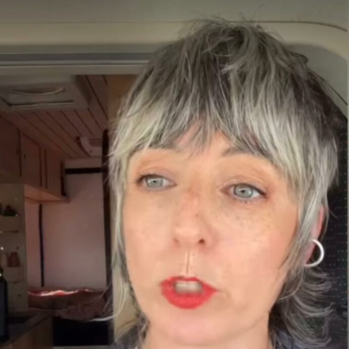 “Avere figli non garantisce di non essere soli quando si muore”: la storia di Zoe Noeble diventa virale e arrivano molte testimonianze