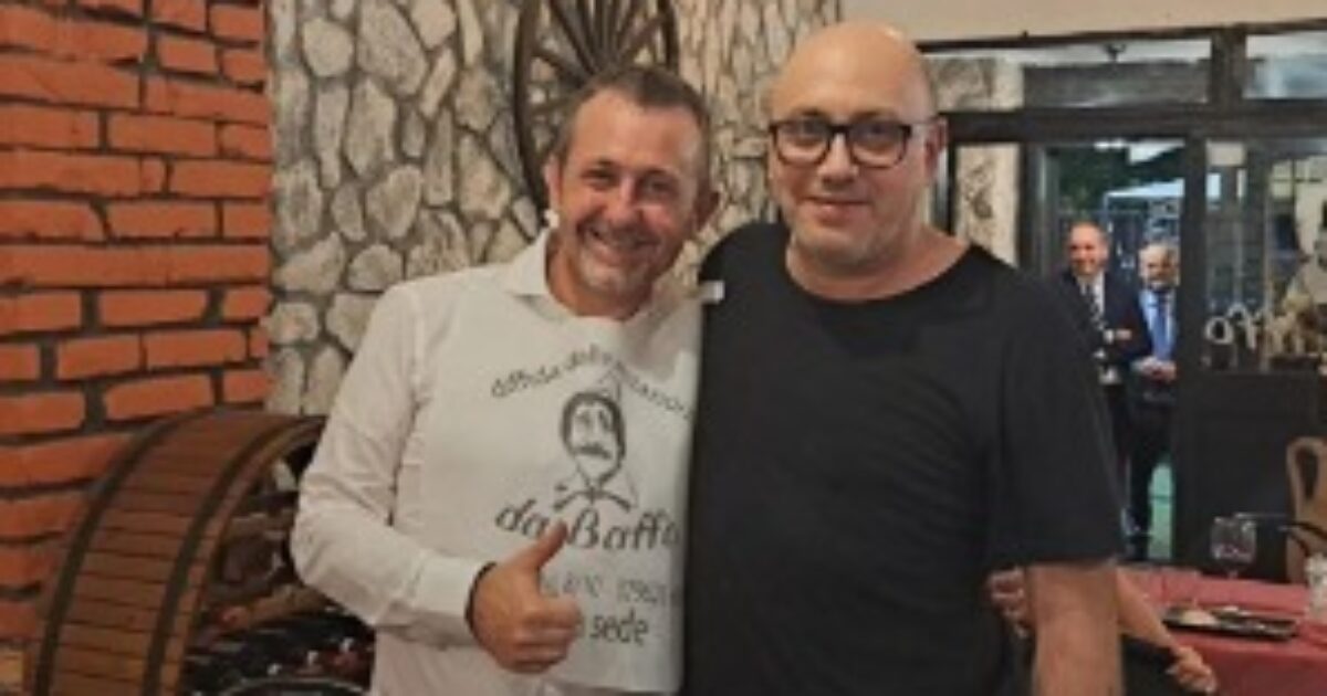 Il sottosegretario Delmastro abbracciato al mafioso nel suo ristorante: la foto (e le domande che ne scaturiscono)