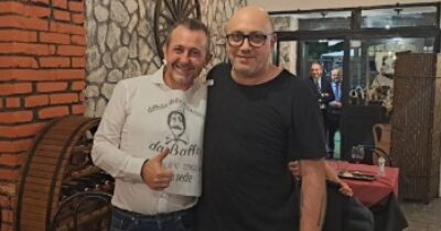 Copertina di Il sottosegretario Delmastro abbracciato al mafioso nel suo ristorante: la foto (e le domande che ne scaturiscono)