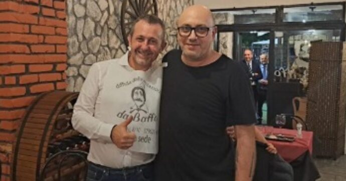 Il sottosegretario Delmastro abbracciato al mafioso nel suo ristorante: la foto (e le domande che ne scaturiscono)