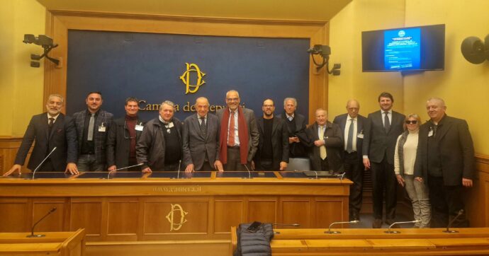 A processo per le liste elettorali false, tornano in campo per il Sì al referendum (e i partiti di governo “apprezzano”)