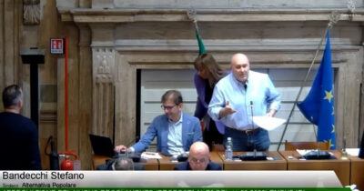 Copertina di I consigli di “stile” di Bandecchi in Aula: “Le donne non dovrebbero venire con le te**e di fuori e gli uomini con il pi*****no in mostra”