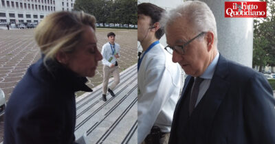 Copertina di Caso Delmastro, l’imbarazzo dei vertici FdI. Arianna Meloni dribbla i cronisti e parla di “gogna mediatica”. Alfredo Mantovano: “Non rispondo”