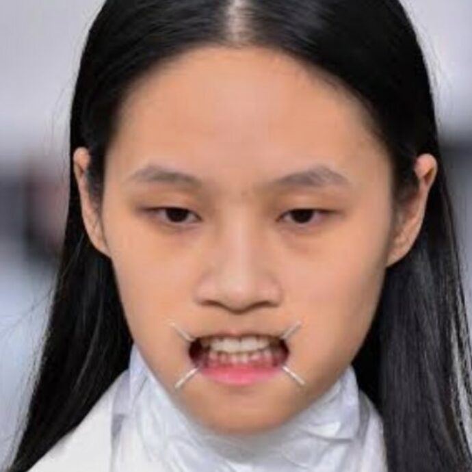 Il “morso” di Maison Margiela: perché l’inquietante accessorio da 750 euro è il nuovo trend che spopola sui social