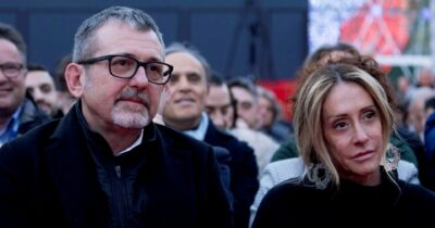 Copertina di Caso Delmastro, FdI per ora difende il sottosegretario ma inizia a scaricarlo: “Dopo il voto forse salta”