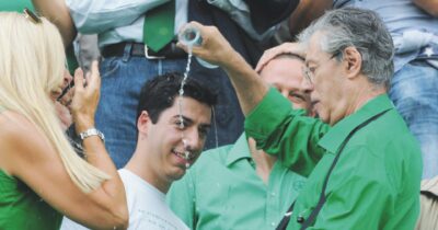 Copertina di È morto Umberto Bossi, un uomo semplice ma non rozzo: quelle cene di notte con Vimercati