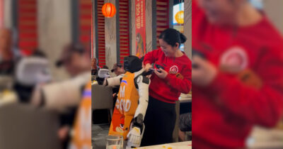 Copertina di Caos in un ristorante, il robot ballerino perde il controllo e fa volare in aria ciotole e bacchette: il personale costretto a intervenire – Video