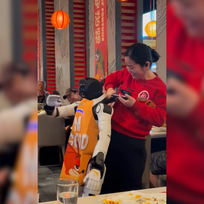 Caos in un ristorante, il robot ballerino perde il controllo e fa volare in aria ciotole e bacchette: il personale costretto a intervenire – Video
