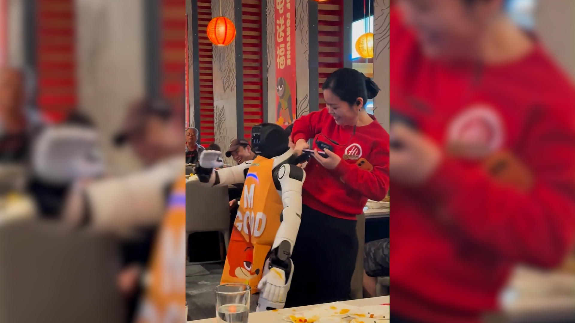 Caos in un ristorante, il robot ballerino perde il controllo e fa volare in aria ciotole e bacchette: il personale costretto a intervenire – Video