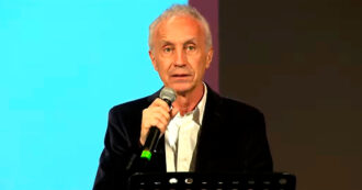 Copertina di Referendum, Travaglio e i 15 motivi per votare No: “Padri ricostituenti semi-analfabeti riscrivono la Costituzione. Vi piace farvi prendere per il culo?”