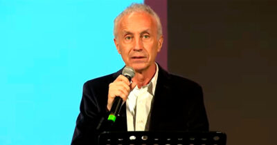 Copertina di Referendum, Travaglio e i 15 motivi per votare No: “Padri ricostituenti semi-analfabeti riscrivono la Costituzione. Vi piace farvi prendere per il culo?”