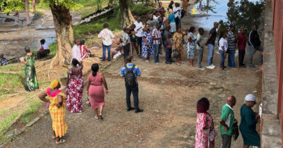 Copertina di Davanti alla manipolazione politica dei social, la GenZ africana usa un’arma infallibile: toglie l’attenzione