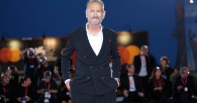 Copertina di “Marco Giallini l’ho rimesso in piedi”: parla il dottor Manuel Mancini che ha operato l’attore dopo essere stato travolto dal cane di un amico