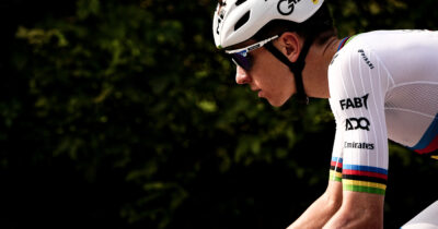 Copertina di Allenamenti dietro moto e prove sulla Cipressa: oggi Pogacar vuole prendersi la Milano-Sanremo, ecco il piano d’attacco