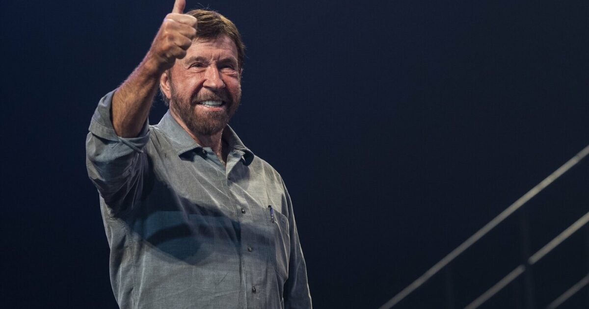 Chuck Norris morto, il riscatto con il cinema e le arti marziali: “Ho passato un’infanzia infelice, ero timido e in balia dei bulli della scuola”