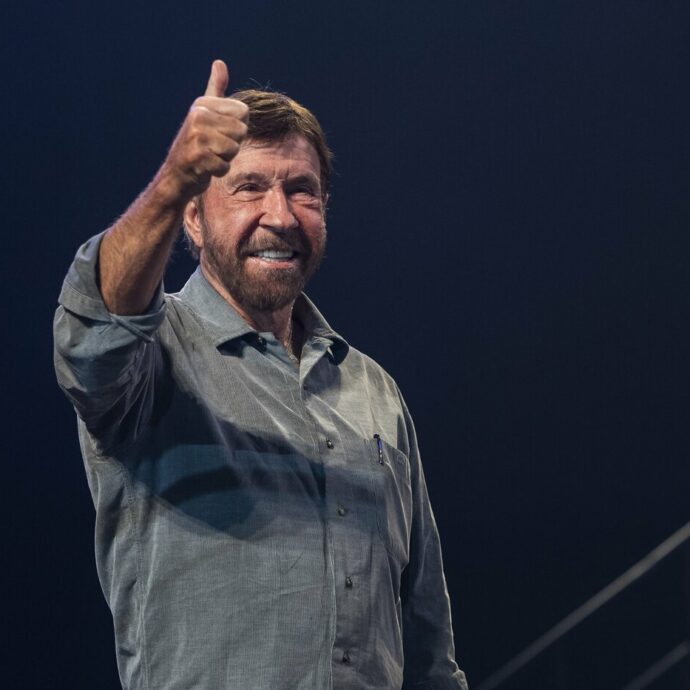 Chuck Norris morto, il riscatto con il cinema e le arti marziali: “Ho passato un’infanzia infelice, ero timido e in balia dei bulli della scuola”