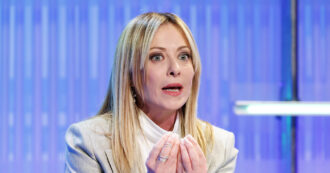 Copertina di Per Meloni “Delmastro è stato leggero”. Ma la premier evoca il complotto contro il Sì. Conte: “Altro che ‘manina’, è la stampa libera”