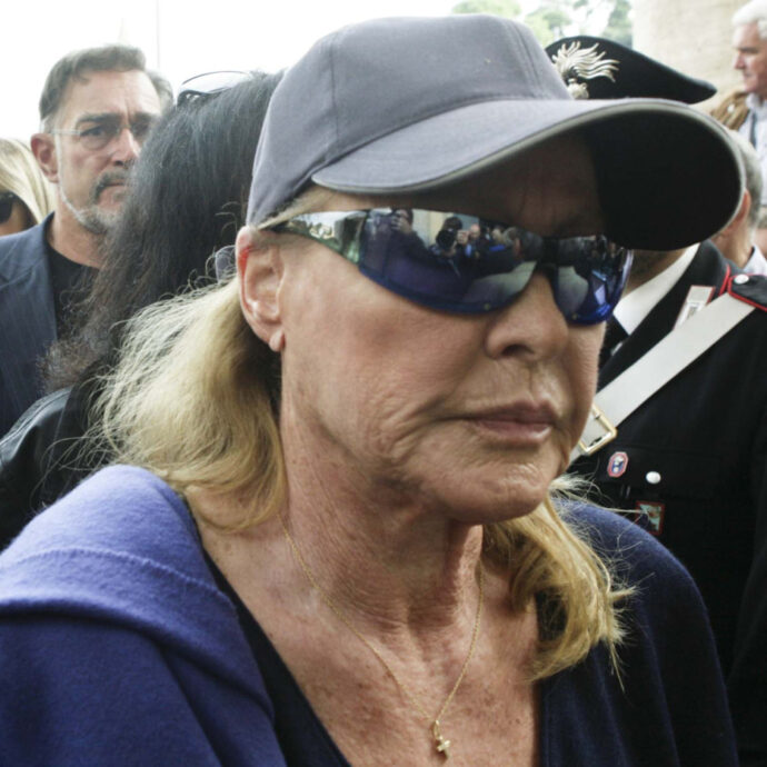 “Sono devastata, mi hanno fregato 21 milioni di dollari. Mi hanno mentito senza scrupoli, hanno sfruttato la mia fiducia in modo perfido e criminale per portarmi via tutto”: la rabbia di Ursula Andress