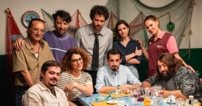 Copertina di “Al Liceo senza il water non riuscivo a far nulla, così il prof di matematica mi dava la chiave del suo bagno. Ma un giorno sono rimasto chiuso dentro e…”: così Andrea Pisani