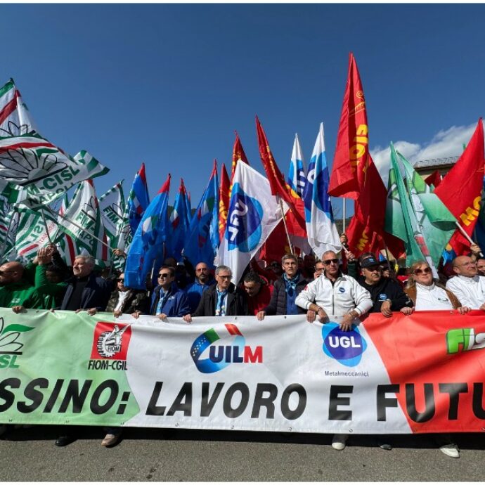 Copertina di Stellantis, operai e industriali uniti dalla crisi: 5mila in piazza a Cassino