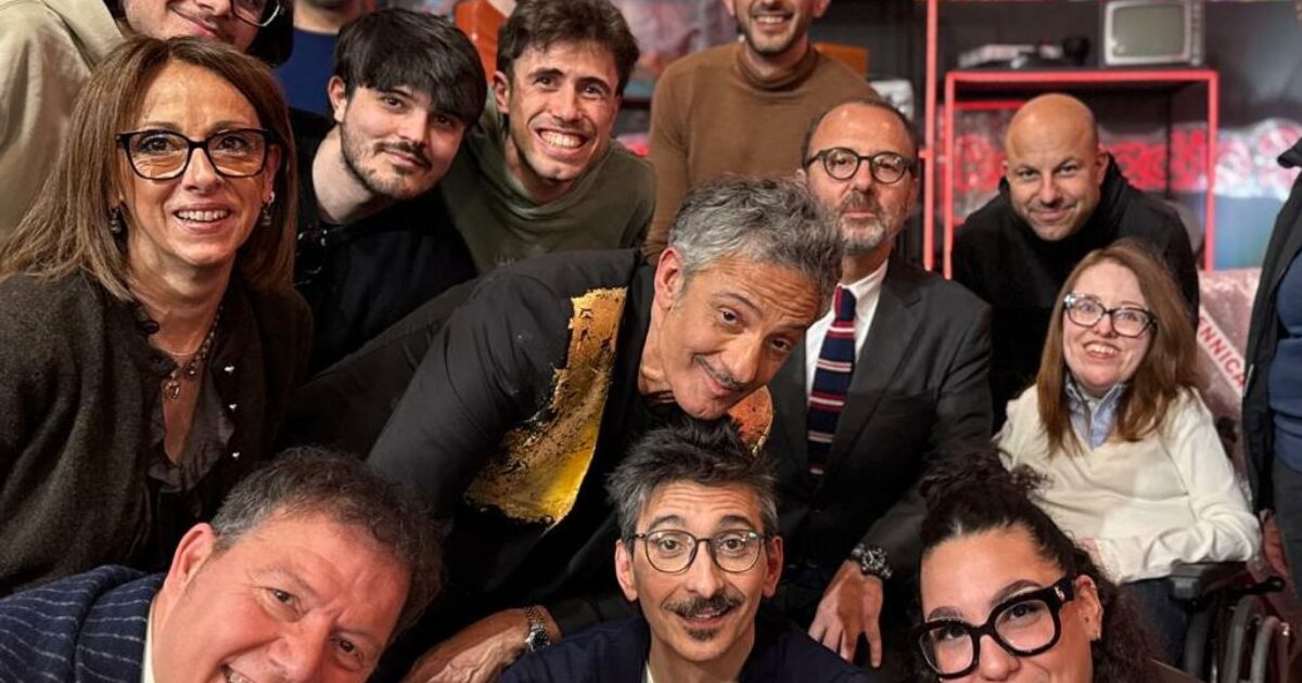 Fiorello: “Abbiamo preso una cantonata, abbiamo letto un articolo in cui si diceva ‘Benigni vota sì’, ma era una bufala. Mika detto che non si è espresso pubblicamente. Giusto riconoscere i propri errori”