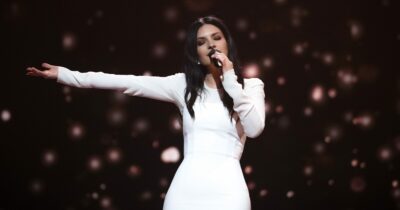 Copertina di Laura Pausini: “Non ho inciso ‘Io Canto 2’ per fare soldi, non ne ho bisogno. Voglio stare bene per evitare di ricadere in uno stato emotivo negativo”