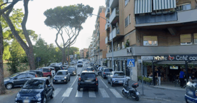 Copertina di Donna minacciata con un’accetta a Roma: l’aggressore prova a salire sulla sua auto, due passanti lo mettono in fuga